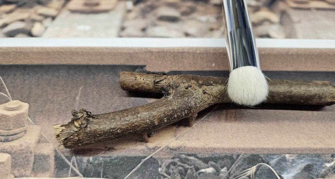 Dry brush made from white goat hair