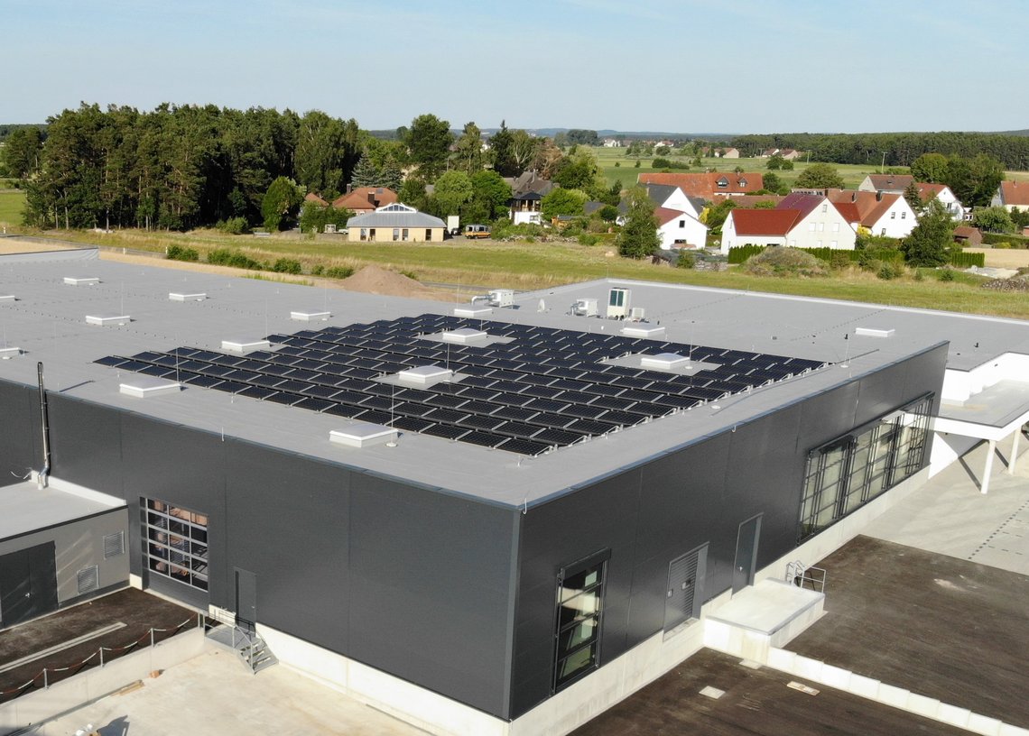 Solarmodule auf der Produktionshalle der Zahn Pinsel GmbH