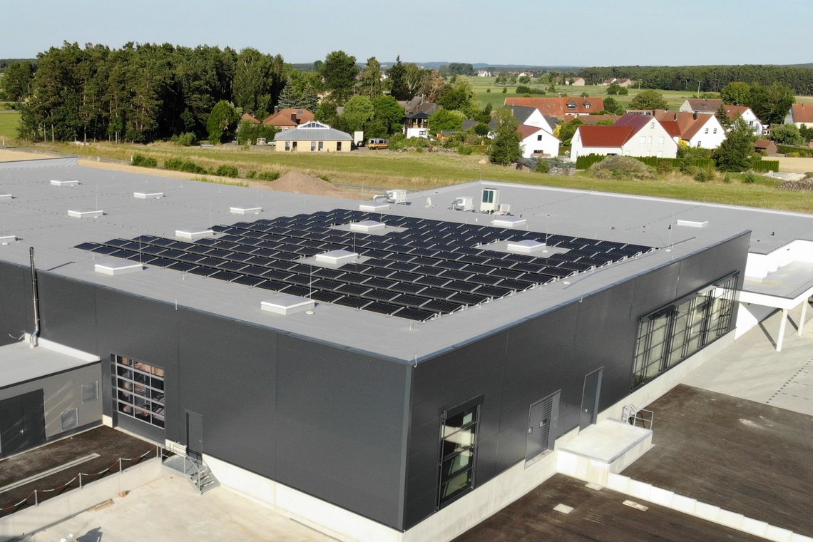 Solarmodule auf der Produktionshalle der Zahn Pinsel GmbH