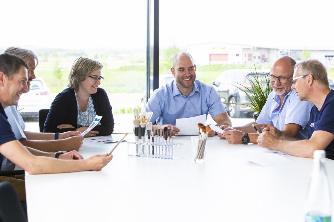 Besprechung mit sechs Mitarbeitern