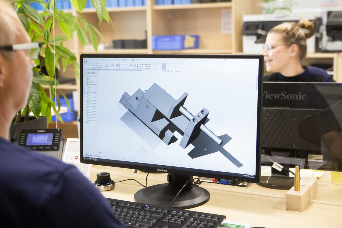 Mitarbeiter arbeitet am PC an einem 3D Modell