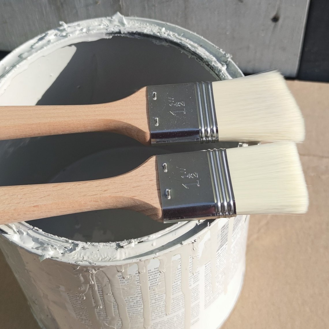 Colossal brush falbex flat diagonal on paint bucket