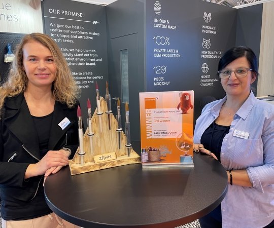 Produktmanagerinnen Saskia Sieber und Diana Springer mit dem Gewinnerpinsel TRIGON