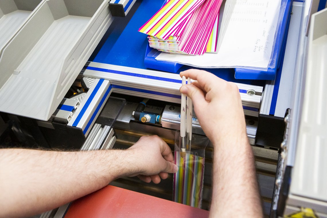 Pinsel von Maschine in Verpackung