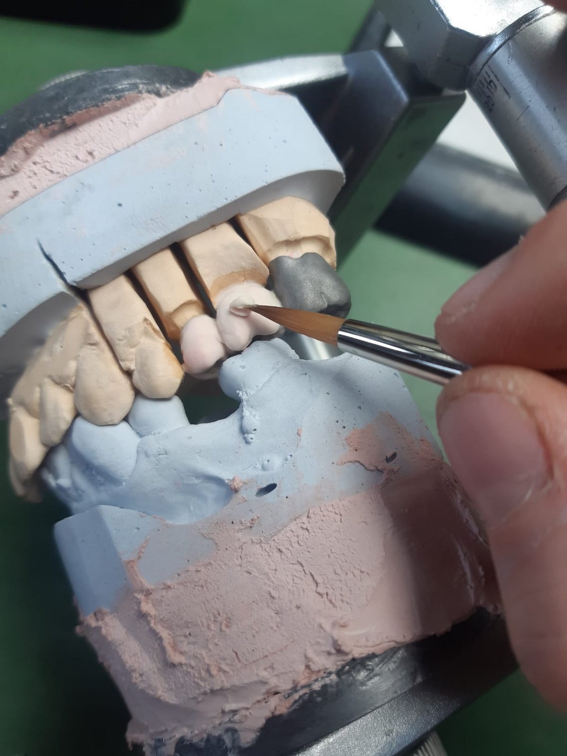 Application of layering brush for ceramics