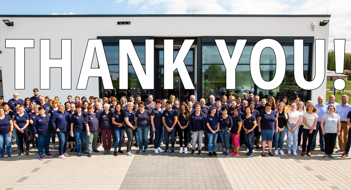 Employees in front of company building Zahn Pinsel GmbH