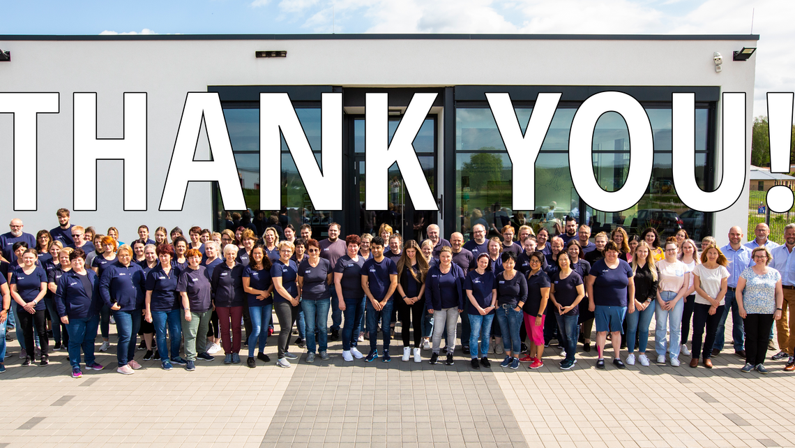 Employees in front of company building Zahn Pinsel GmbH