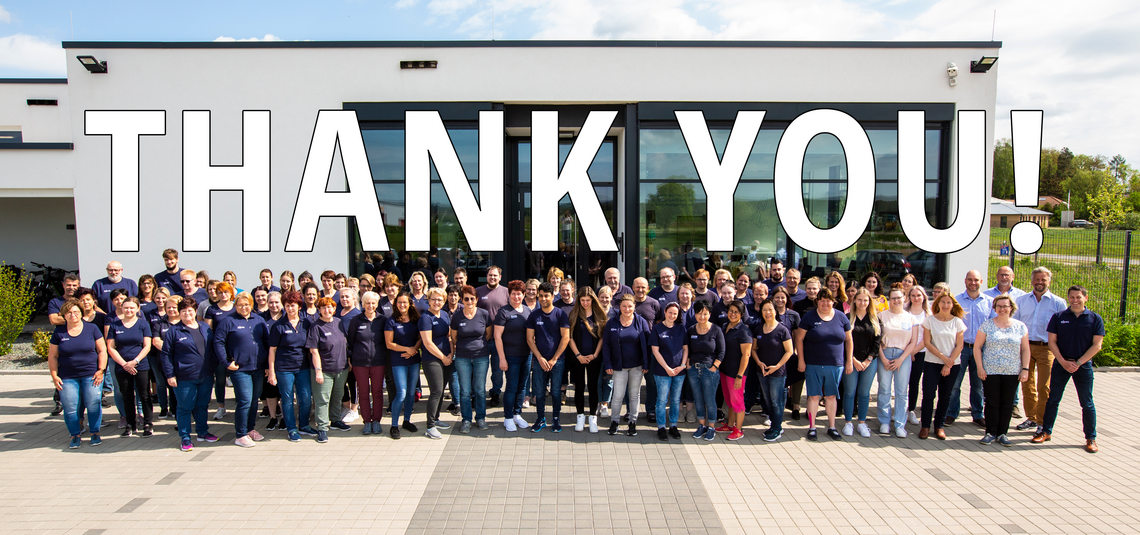 Employees in front of company building Zahn Pinsel GmbH