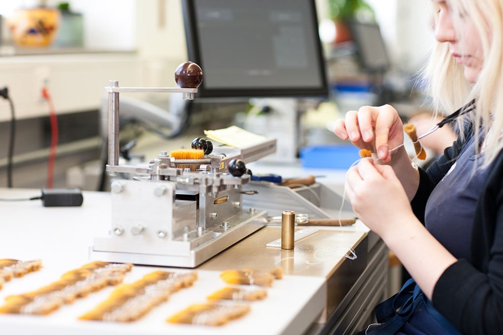 Vielfältige Aufgaben in der Pinselkopfproduktion