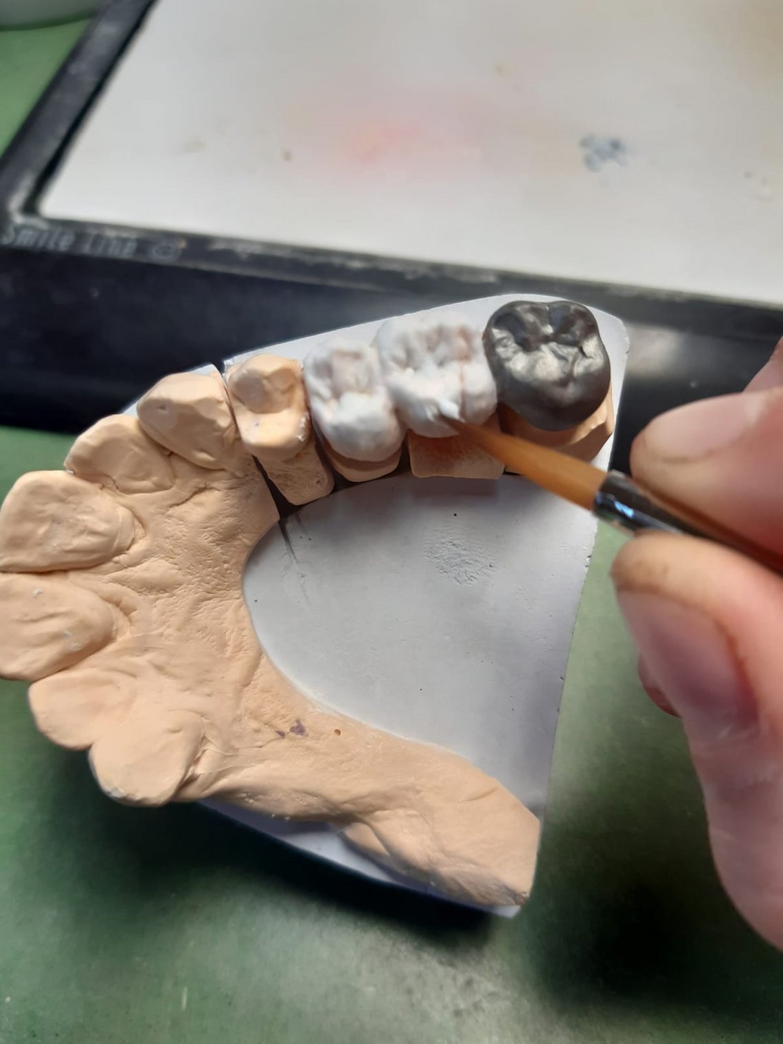 Application of layering brush for ceramics