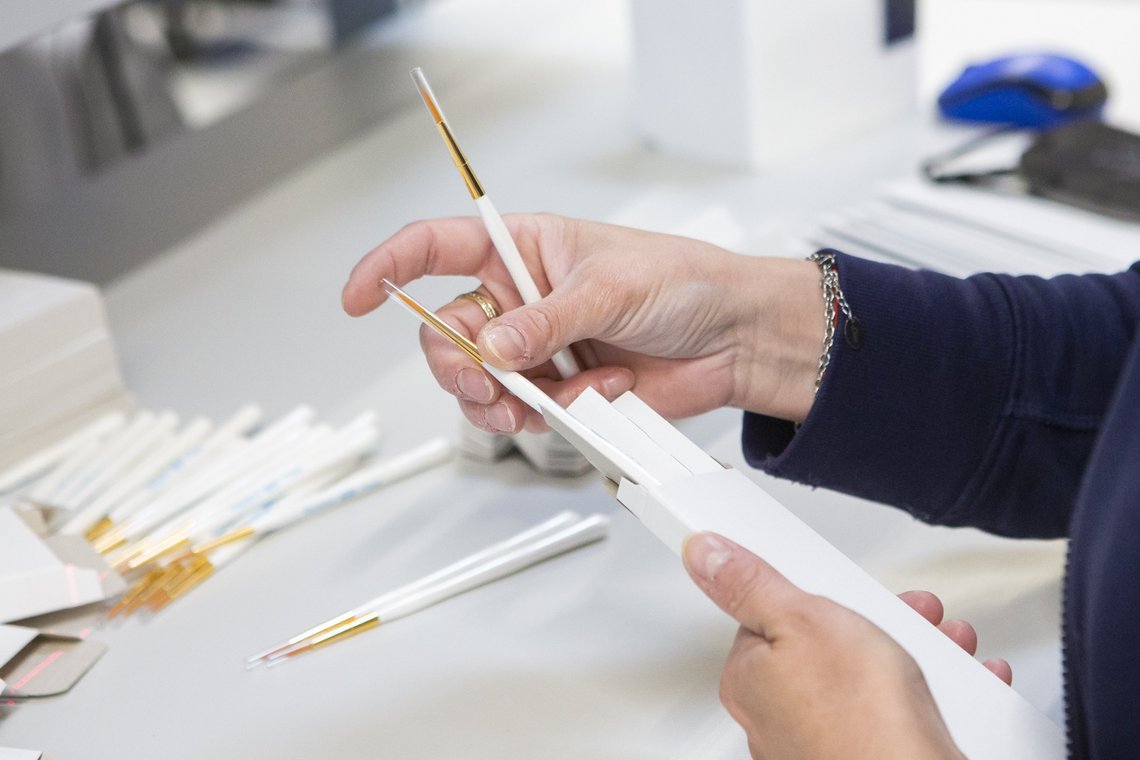 Mitarbeiterin beim Verpacken der Pinsel