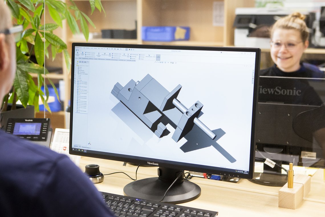 Mitarbeiter an 3D-Drucktechnikprogramm