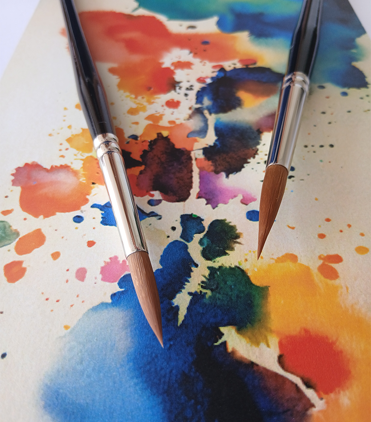 Taklon-Pinsel auf Aquarell-Hintergrund