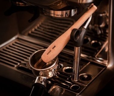 Baristapinsel neben Kaffeemaschine