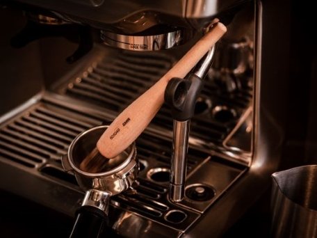 Baristapinsel neben Kaffeemaschine